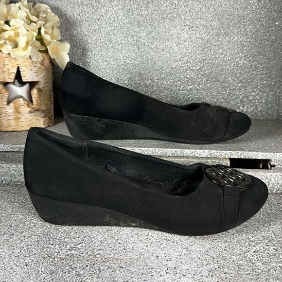 Chinese Laundry Bail Black Suede Medallion Wedges Slip On Shoes Size 8 - Picture 3 of 6